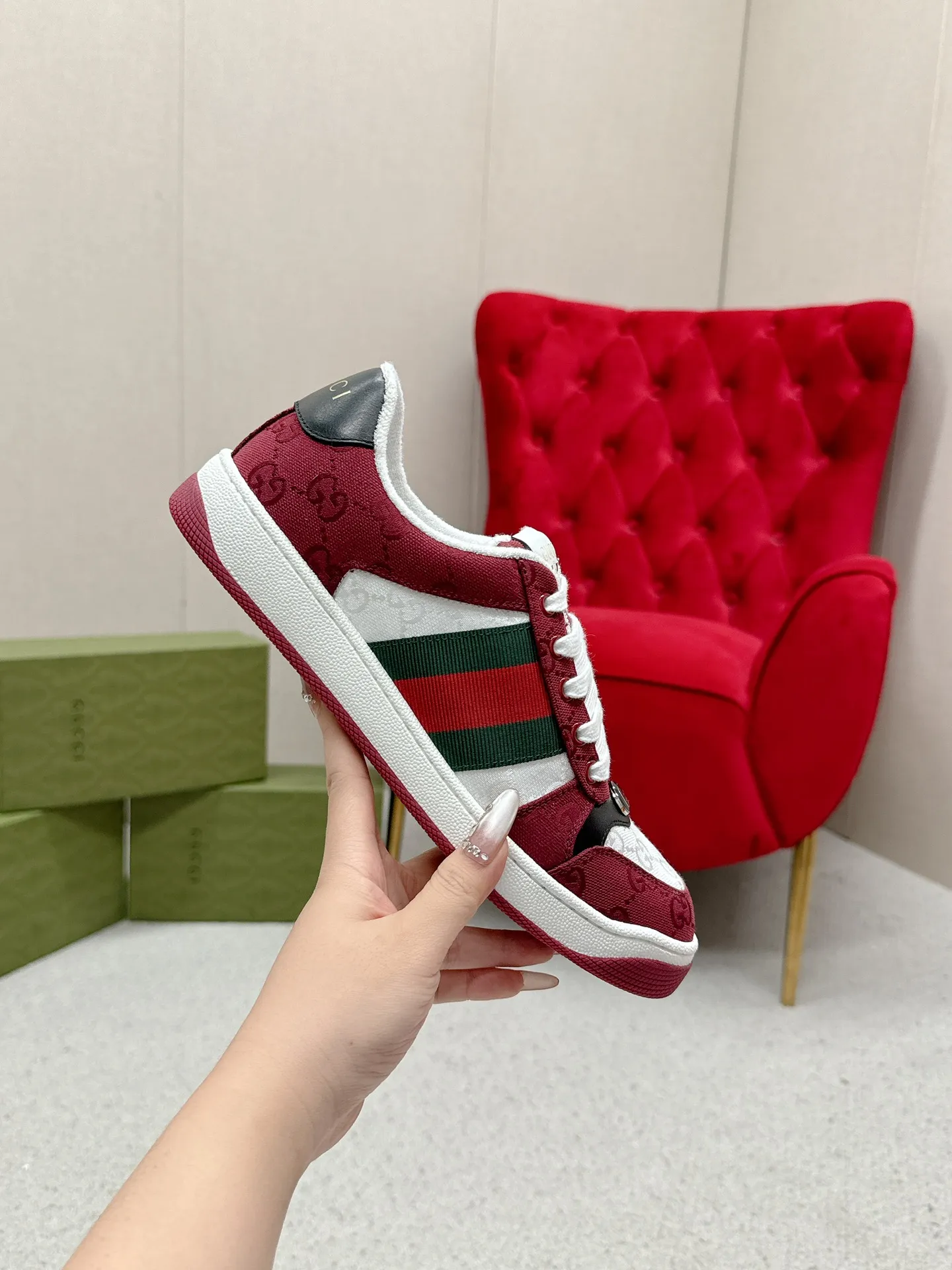 👟👟Ex-factory price 480👟👟 Gucci————Purchase version GG series distressed dirty shoes-hot style is coming! 9 times out of 10 sales, you will definitely get the money. Ready stock! Spot goods! Spot goods! New colors added - the ultimate version on the market! Purchase the original version and develop it... fabric, material, outsole, and details can be compared at will! Open-mold Swarovski one-to-one replica rhinestone chain...Metal cherry pendant...Metal double G crystal cylindrical mark...Gucci original customized narrow webbing...Super flash series - flash diamond chain. The cherry decoration is detachable and can be changed into two to match with each other to show your personality. Exclusive color-brushed cowhide fabric. Hand-made distressed is very textured and has a sense of luxury! The details of the workmanship can be seen in the drawings, and no line is missed. The original terry cloth is delicate, soft and more comfortable and breathable. The privately stamped two-color original TPU outsole (lower layer is wider, upper layer is narrower). Matching packaging⭐️ Size: Female 35-40 (Female 41 customized)